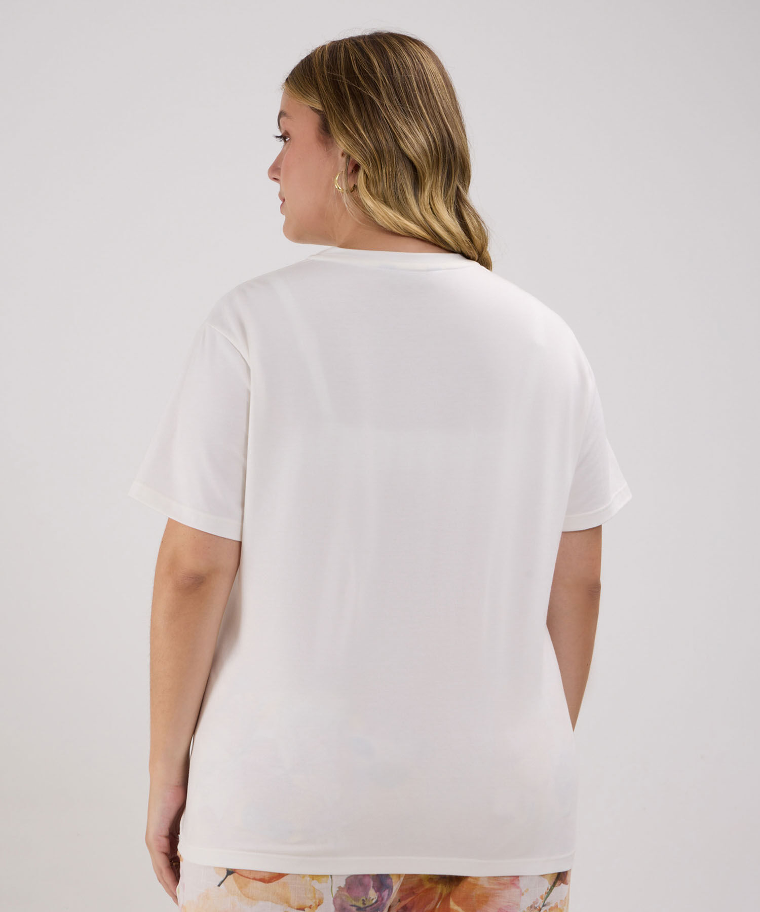 Camiseta Unicolor Con Bordado A Tono