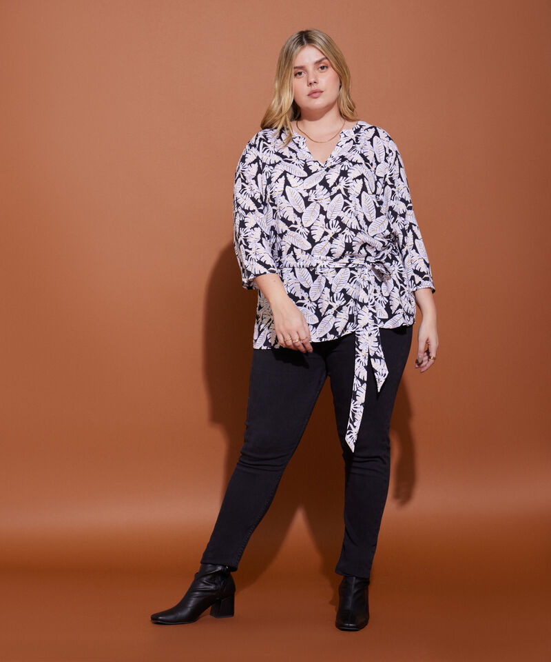 Blusa Estampada Manga 3/4, Cuello Neru Con Cuello En V Y Anudado En Cintura