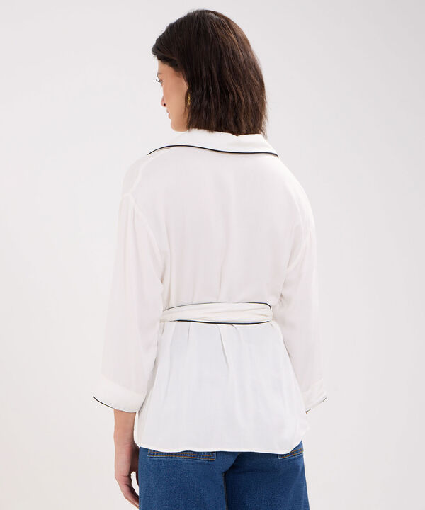 Blusa Escotada con Cinturón