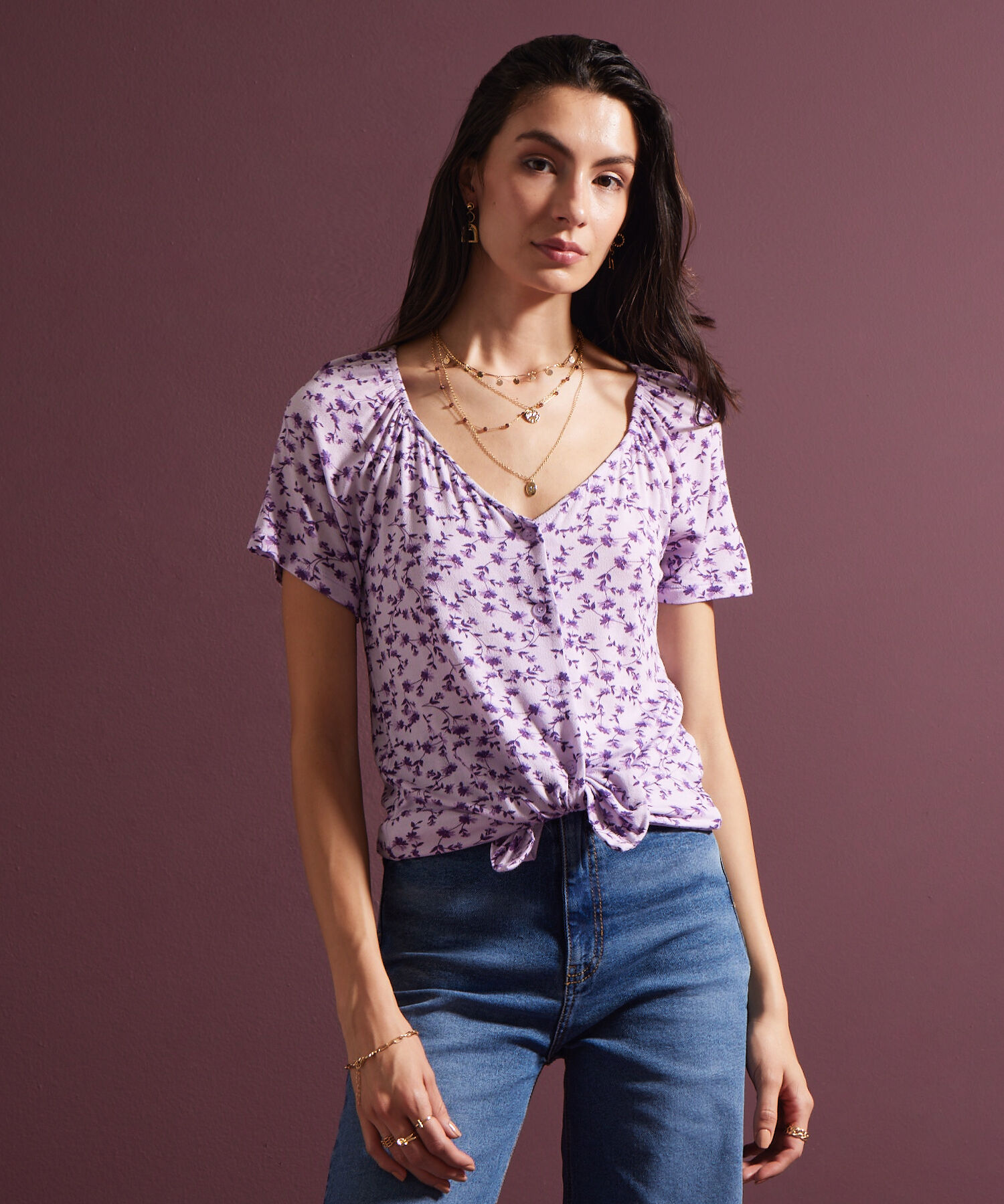Camiseta Estampada Cuello V, Manga Corta Con Recogido Y Botonadura En Centro Frente
