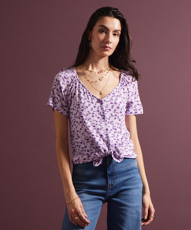 Camiseta Estampada Cuello V, Manga Corta Con Recogido Y Botonadura En Centro Frente