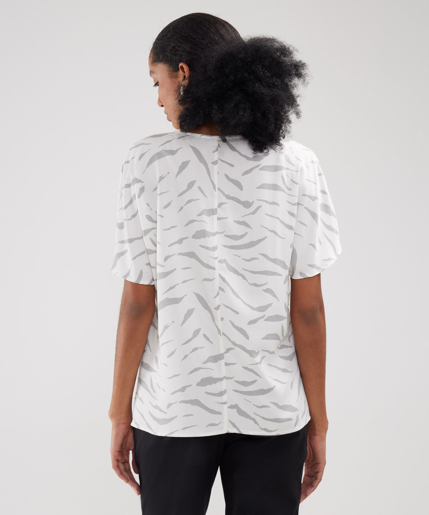 Blusa Con Pliegues En Hombro