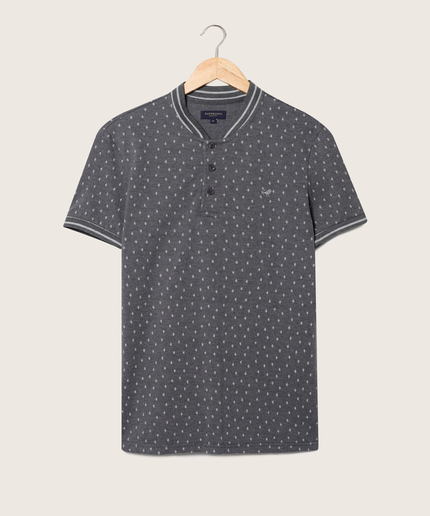 Polo Estampada, Cuello Mao, Manga Corta Con Cuello Y Puños Tejidos Preteñidos, Silueta Slim Fit