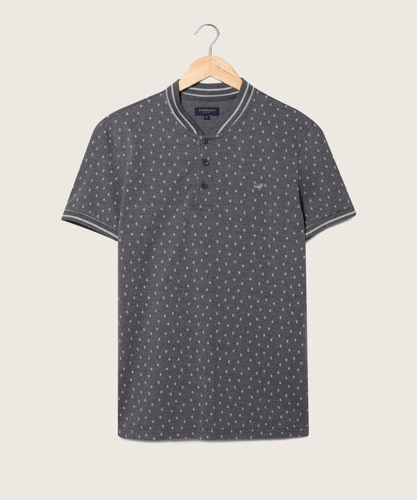 Polo Estampada, Cuello Mao, Manga Corta Con Cuello Y Puños Tejidos Preteñidos, Silueta Slim Fit