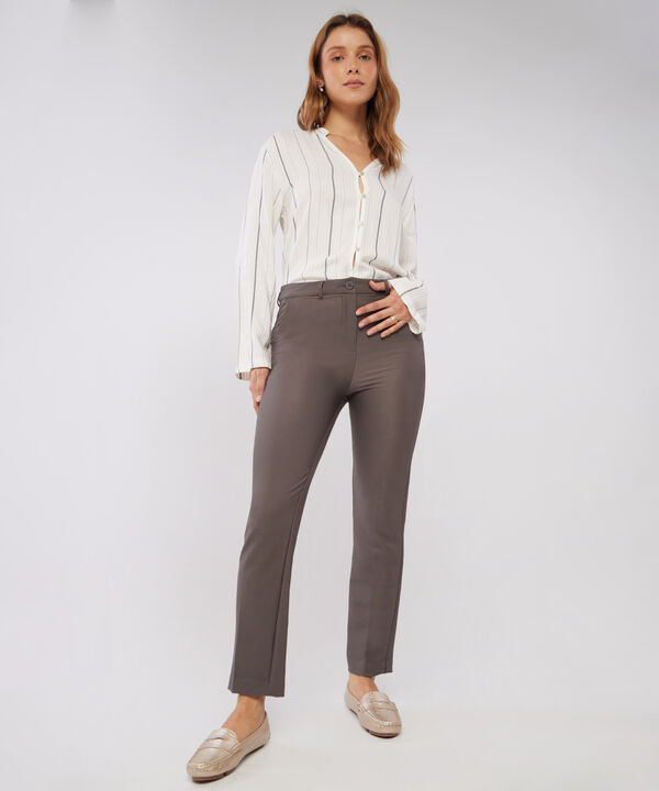 Pantalon Clásico Unicolor, Tiro Alto, Bota Recta Con Bolsillos Laterales Y Ribetes Traseros image number null
