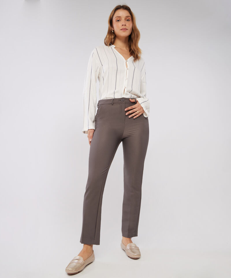 Pantalon Clásico Unicolor, Tiro Alto, Bota Recta Con Bolsillos Laterales Y Ribetes Traseros