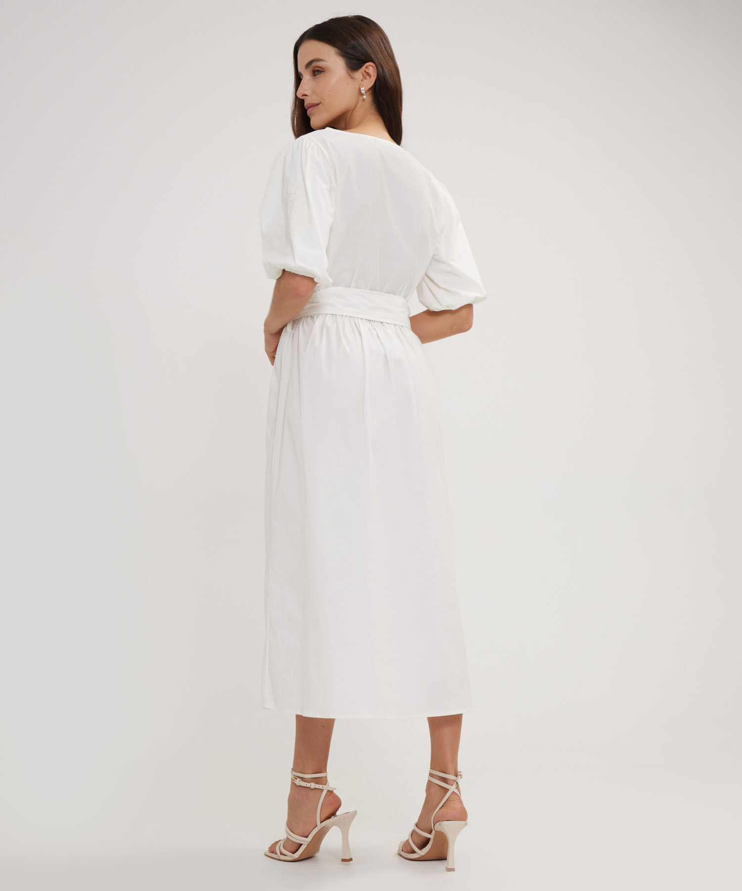 Vestido Unicolor Con Bordado