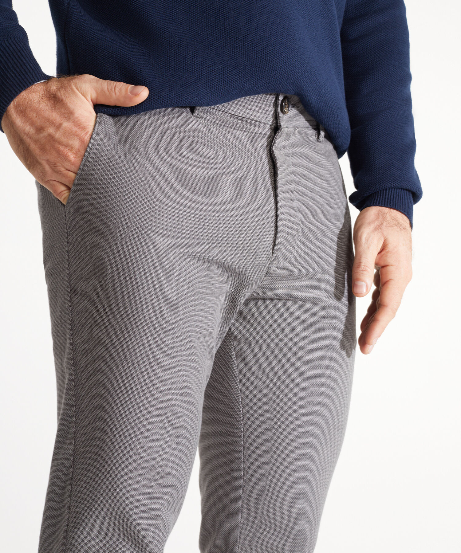 Pantalon Chino Textura Con Bolsillos De Tapa Traseros