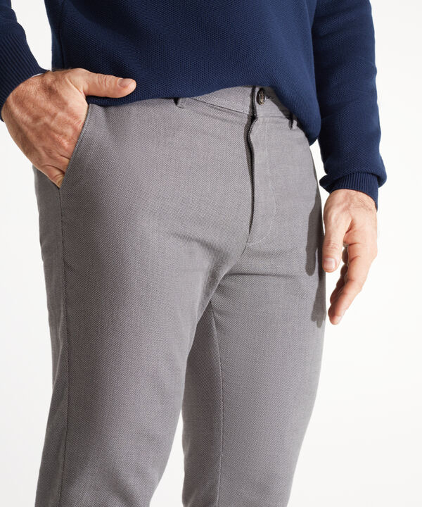 Pantalon Chino Textura Con Bolsillos De Tapa Traseros