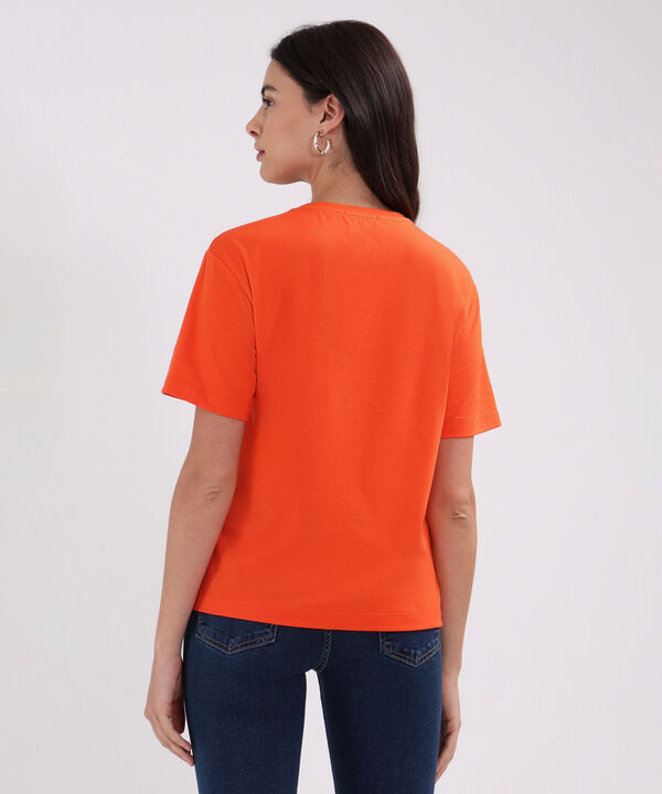 Camiseta Unicolor Con Bordado