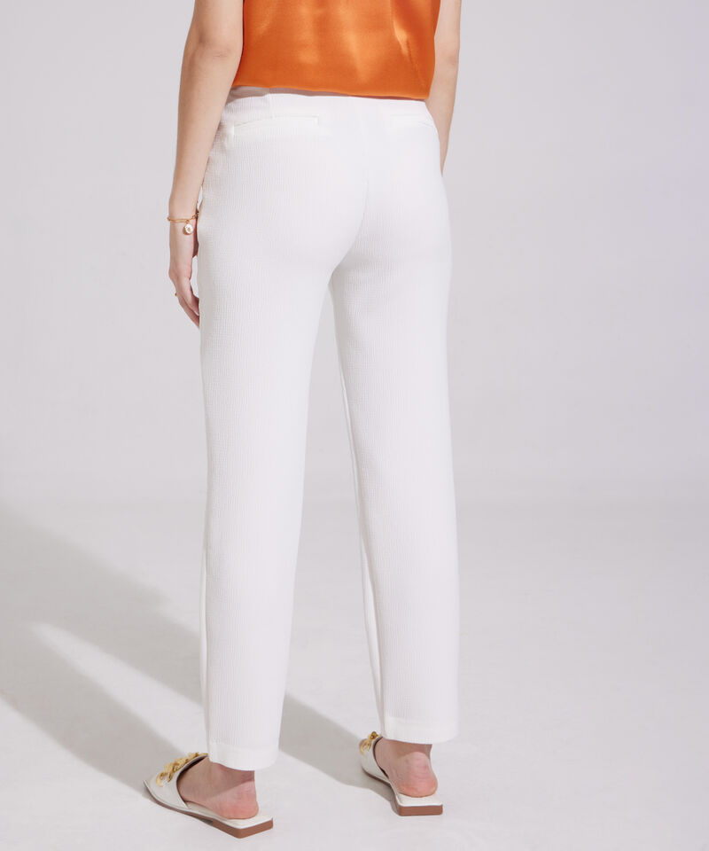 Pantalón Unicolor Con Detalle De Pinzas En Bota