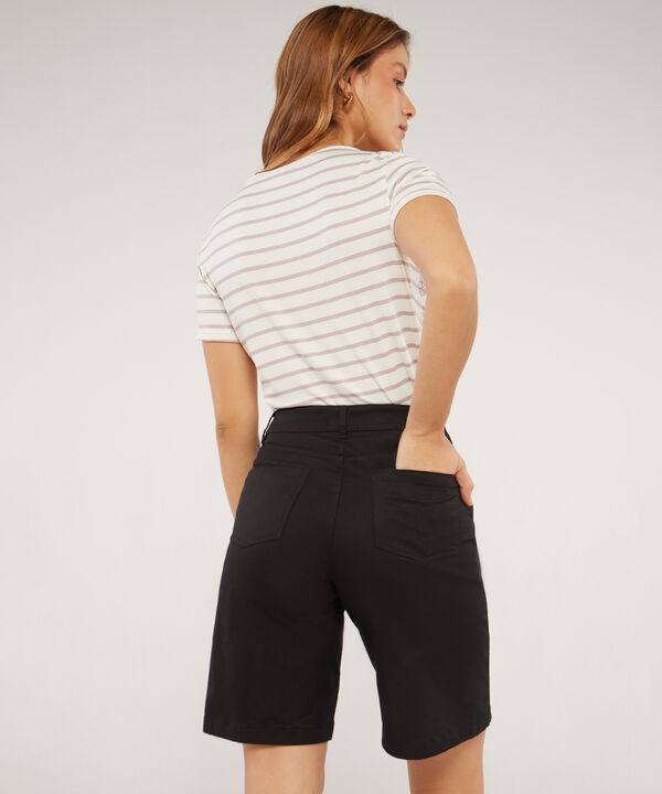 Bermuda Unicolor, 5 Bolsillos Tipo Culotte Con Bota Semi Campana, Carmin