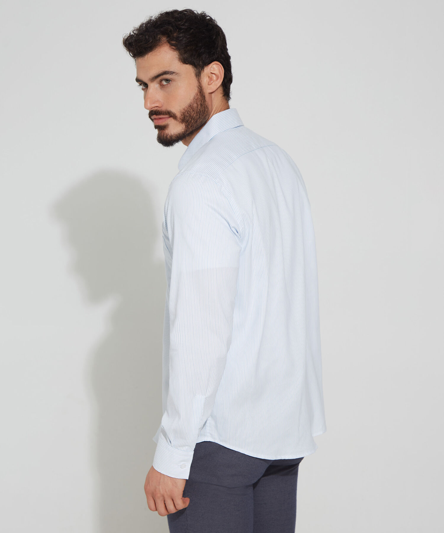 Camisa Preteñida, Manga Larga Con Bolsillo Y Silueta Regular Fit