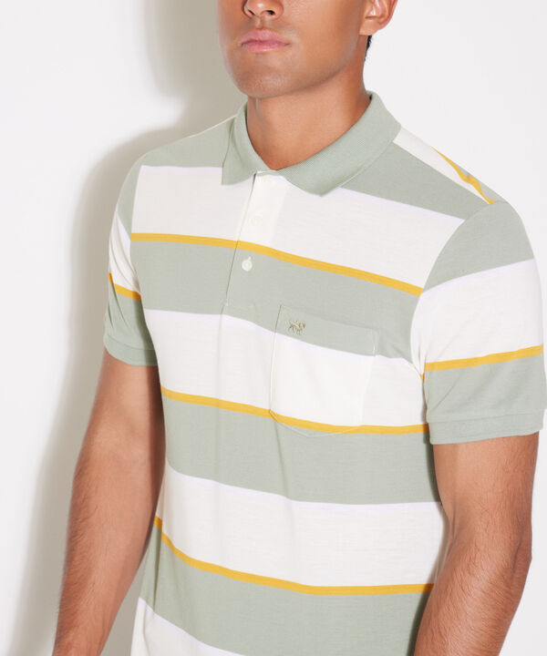 Polo Preteñida, Cuello Y Puños Tejidos Con Bolsillo Y Pechera Interna En Contraste, Silueta Regular Fit