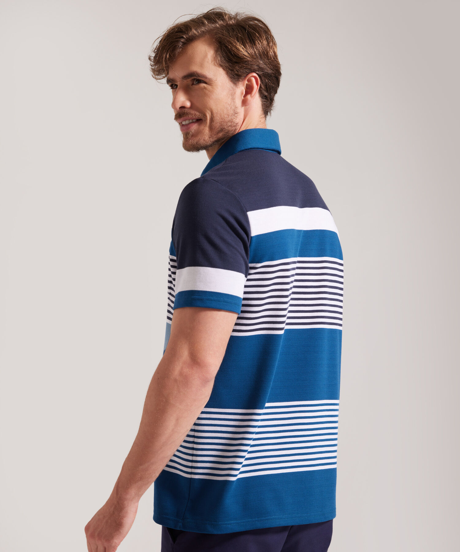 Polo Cuello Duro Con Bolsillo, Pique Preteñido Y Silueta Regular Fit Azul
