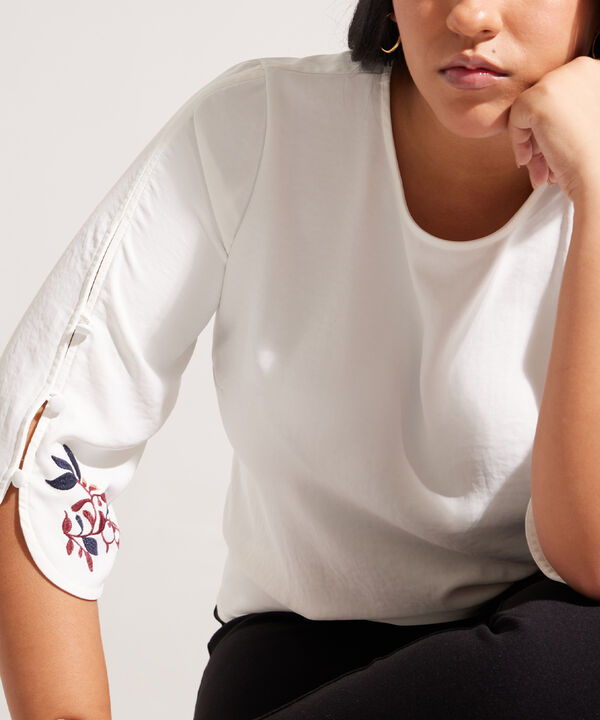 Blusa Manga ¾ Con Bordado