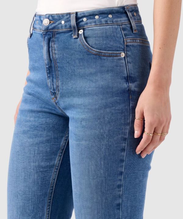 Jeans Bota Flare Detalles Met&aacute;licos Mujer