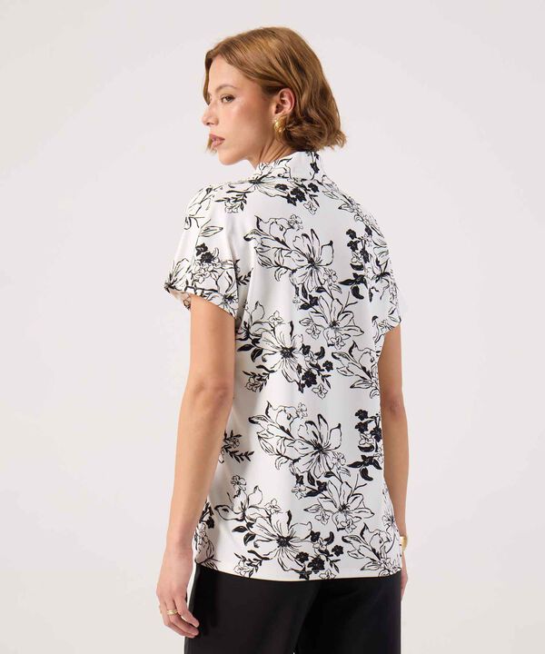 Camiseta cuello mao estampada 