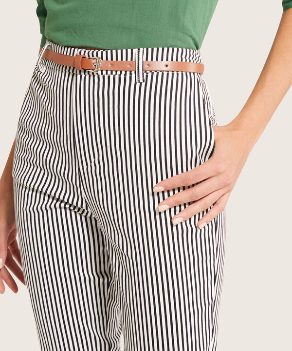 Pantalón Chino Estampado Con Cinturón image number null