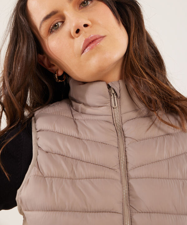 Chaleco Acolchado con Bolsillos en Rib image number null