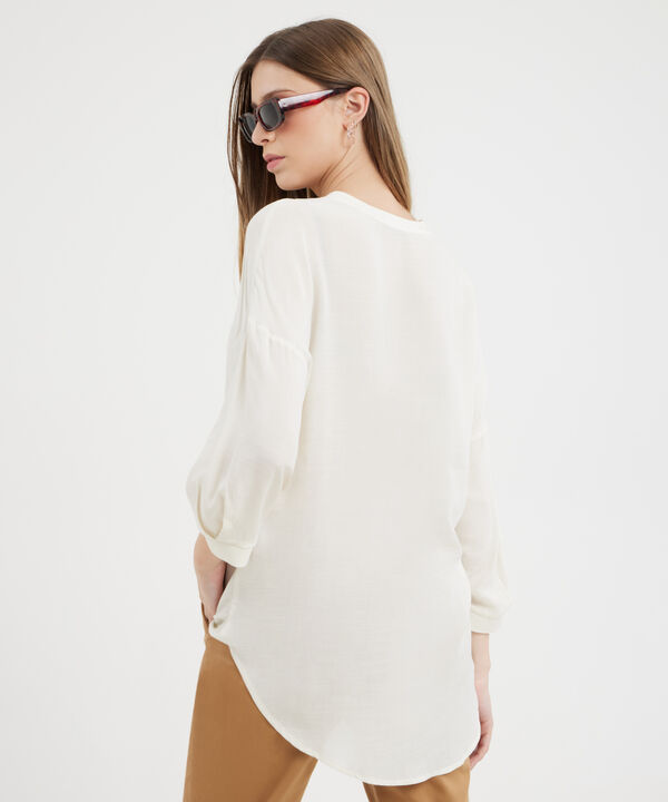 Camisa Unicolor Cuello Nerú Escote V