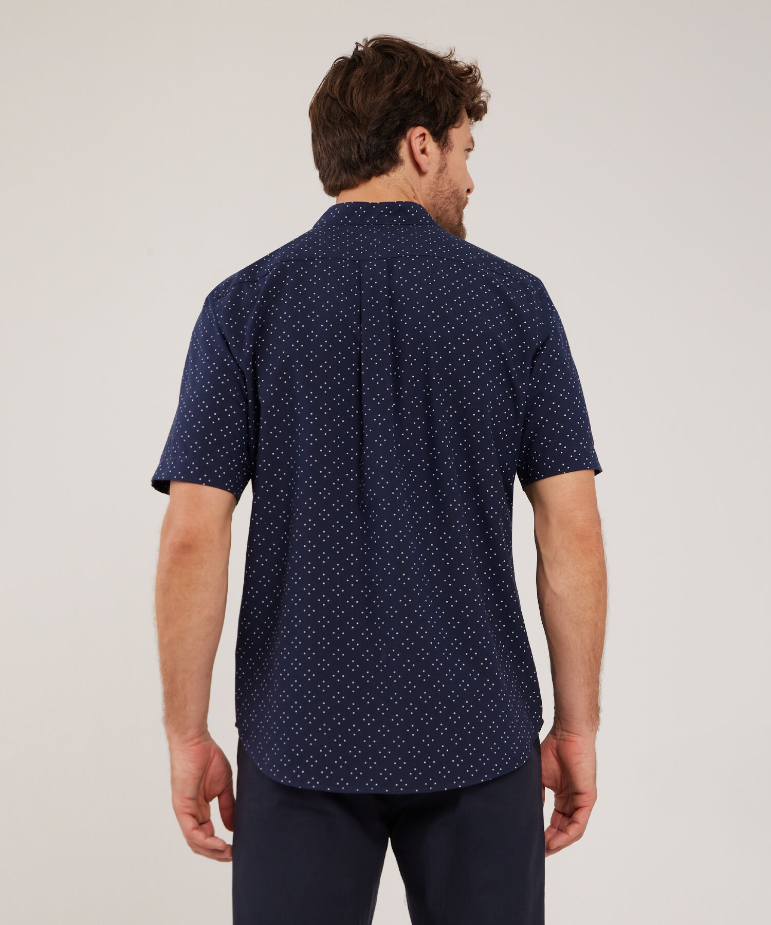 Camisa Estampada, Manga Corta, Cuello Nerú Con Bolsillo Y Silueta Regular Fit, Magia En El Caribe