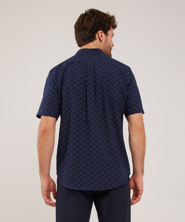 Camisa Estampada, Manga Corta, Cuello Nerú Con Bolsillo Y Silueta Regular Fit, Magia En El Caribe