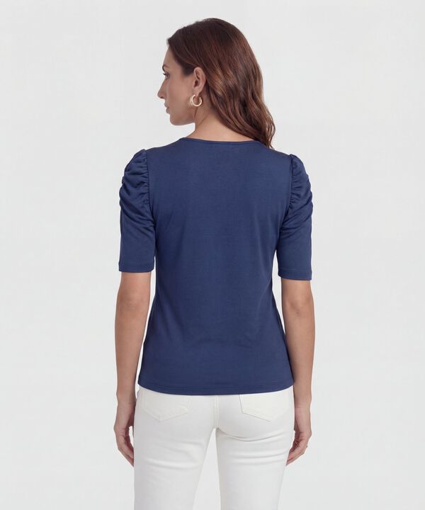 Camiseta con detalle en hombros 