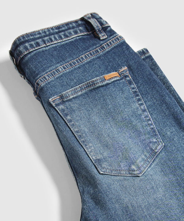 Jean Straight Fit  Tono Azul Medio image number null