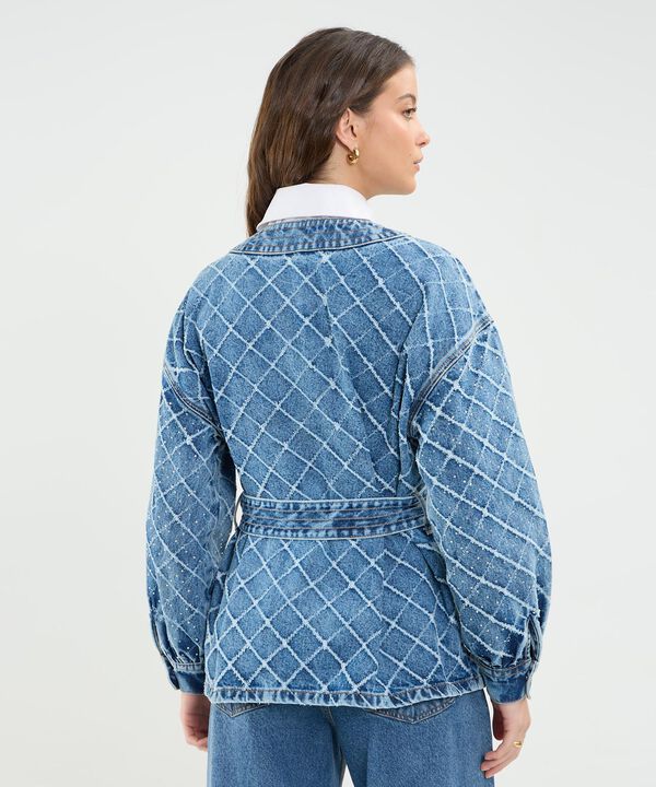 Chaqueta Con Cinturon Tono Medio Con Laser Y Pedrería