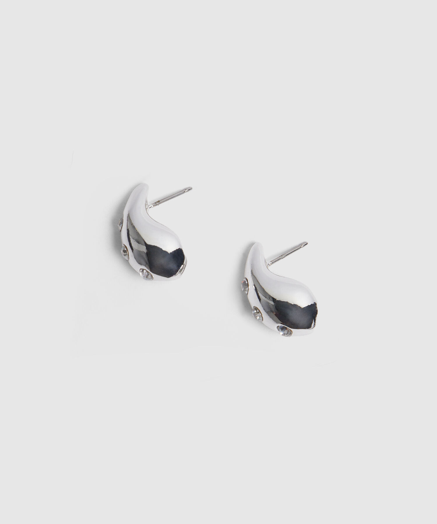 Aretes plateados con diamantes