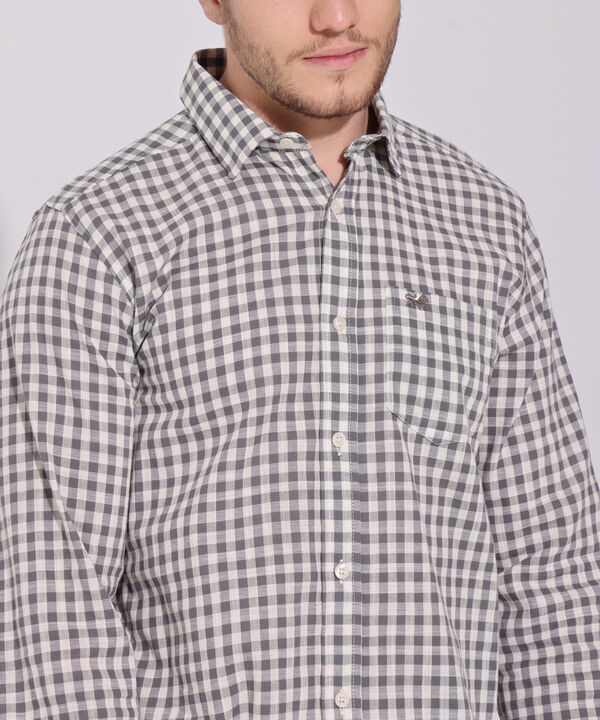 Camisa Prete&ntilde;ida Manga Larga Con Bolsillo Y Silueta Regular Fit