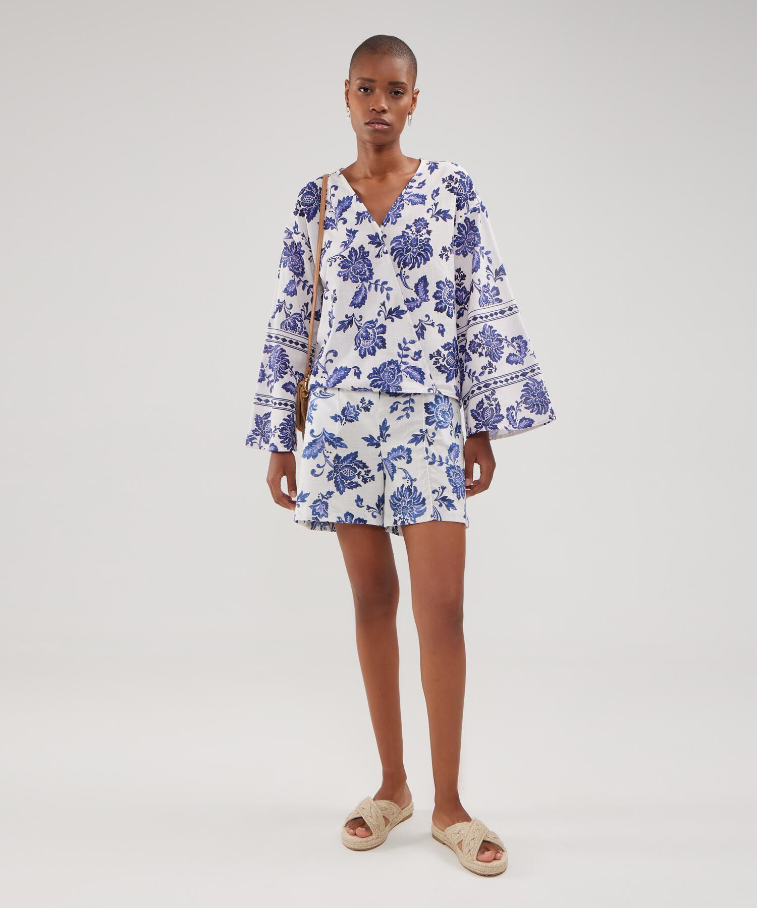 Blusa Cruzada Estampada, Escote En V Con Mangas Amplias