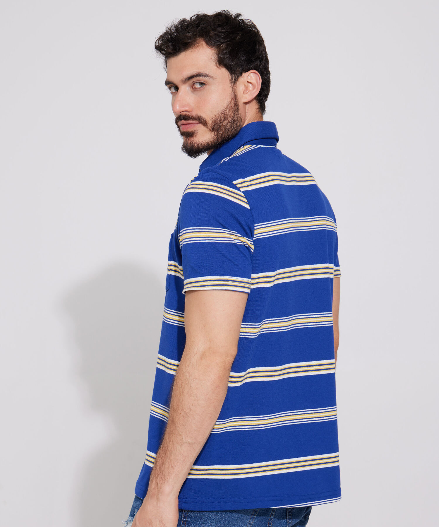 Polo Preteñida, Cuello Duro Con Bolsillo Y Silueta Regular Fit