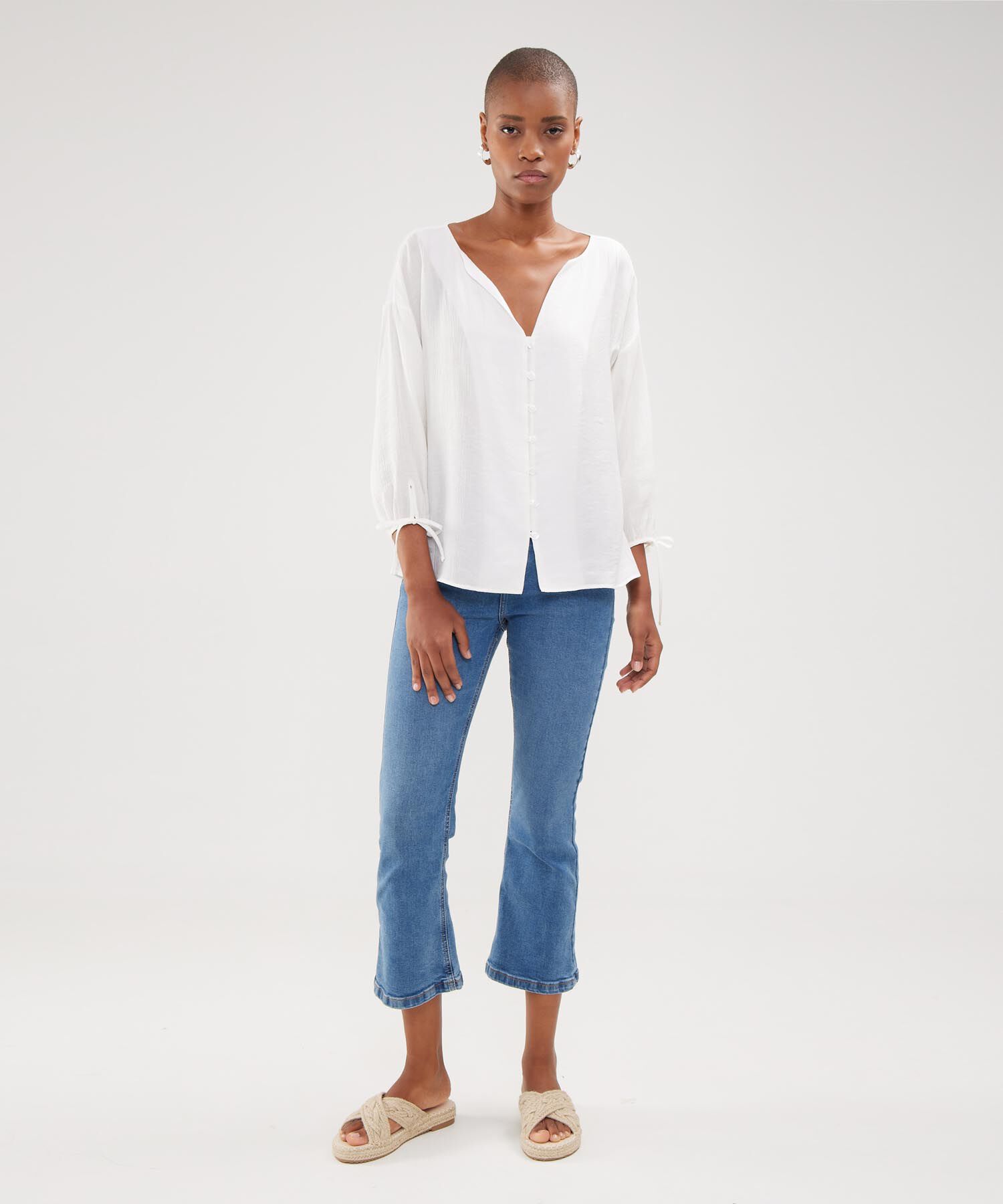 Blusa Unicolor Textura Manga Larga Con Anudado Y Botonadura En Frente