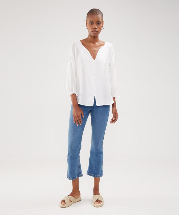 Blusa Unicolor Textura Manga Larga Con Anudado Y Botonadura En Frente