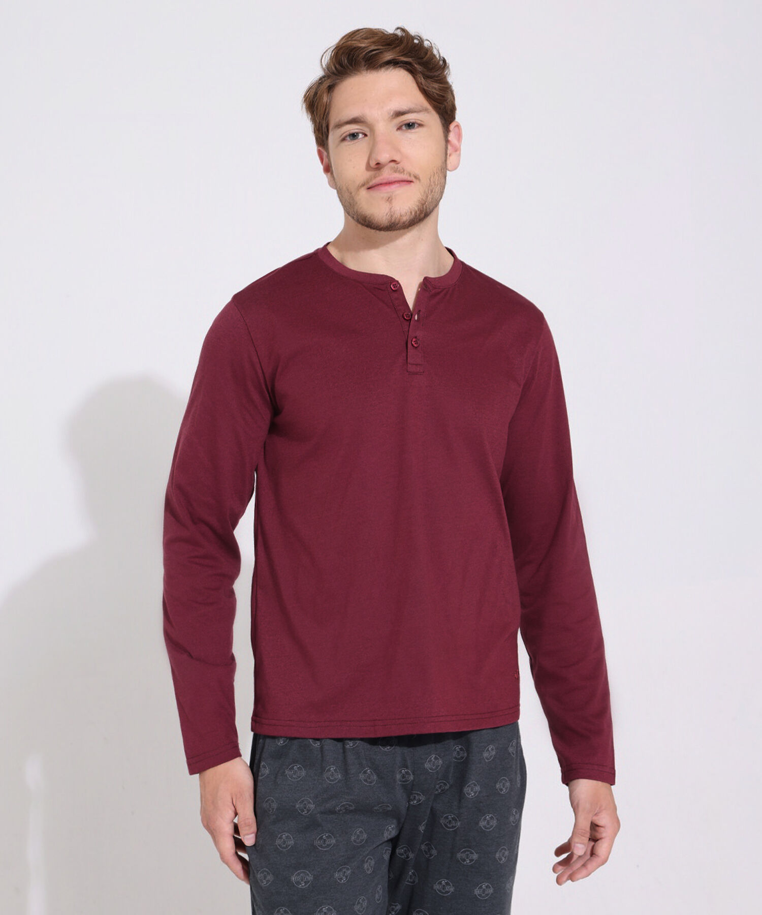 Pijama Camiseta Manga Larga Cuello Henley Unicolor Con Pantalón Estampado