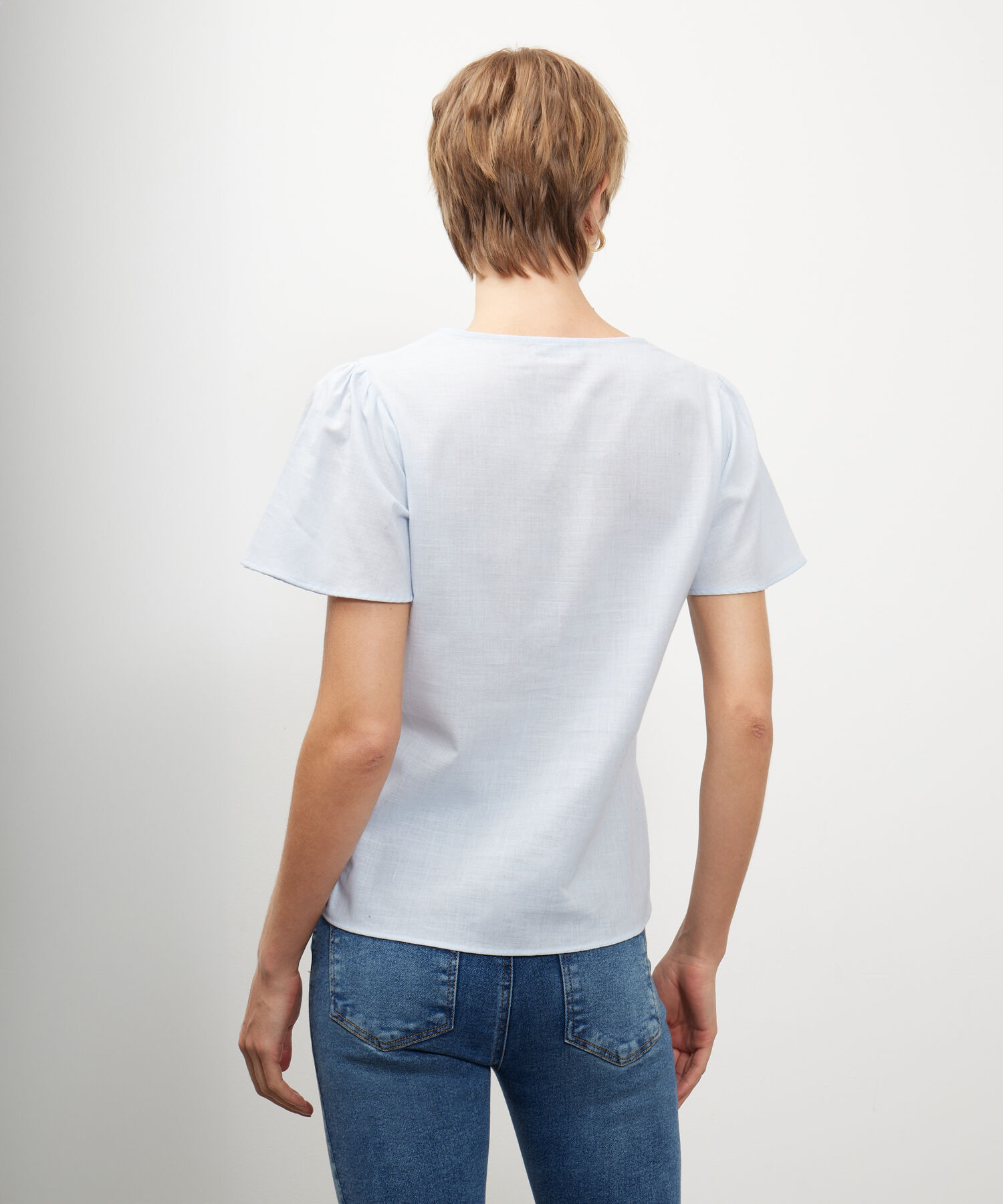 Blusa Manga Corta, Escote En V Con Bordado