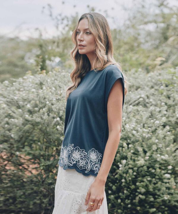 Camiseta Bordado Bajo Y Manga Casquillo image number null