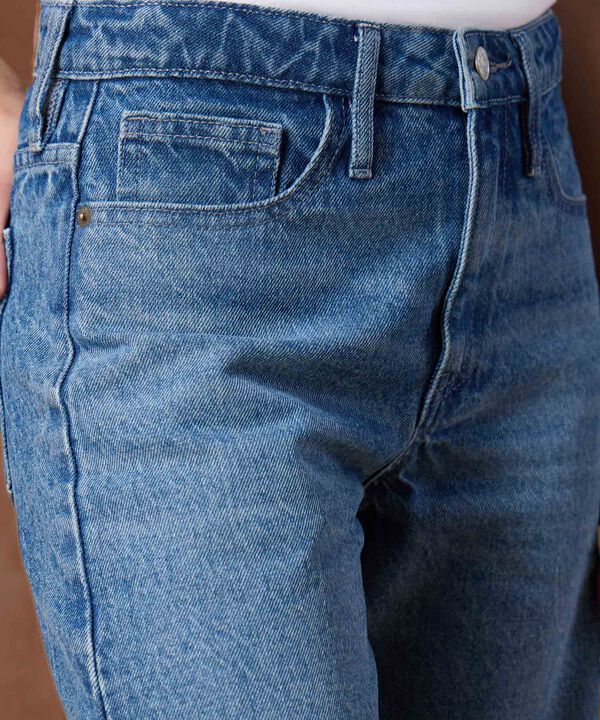 Jean con Bota Amplia y Bordado Para Mujer