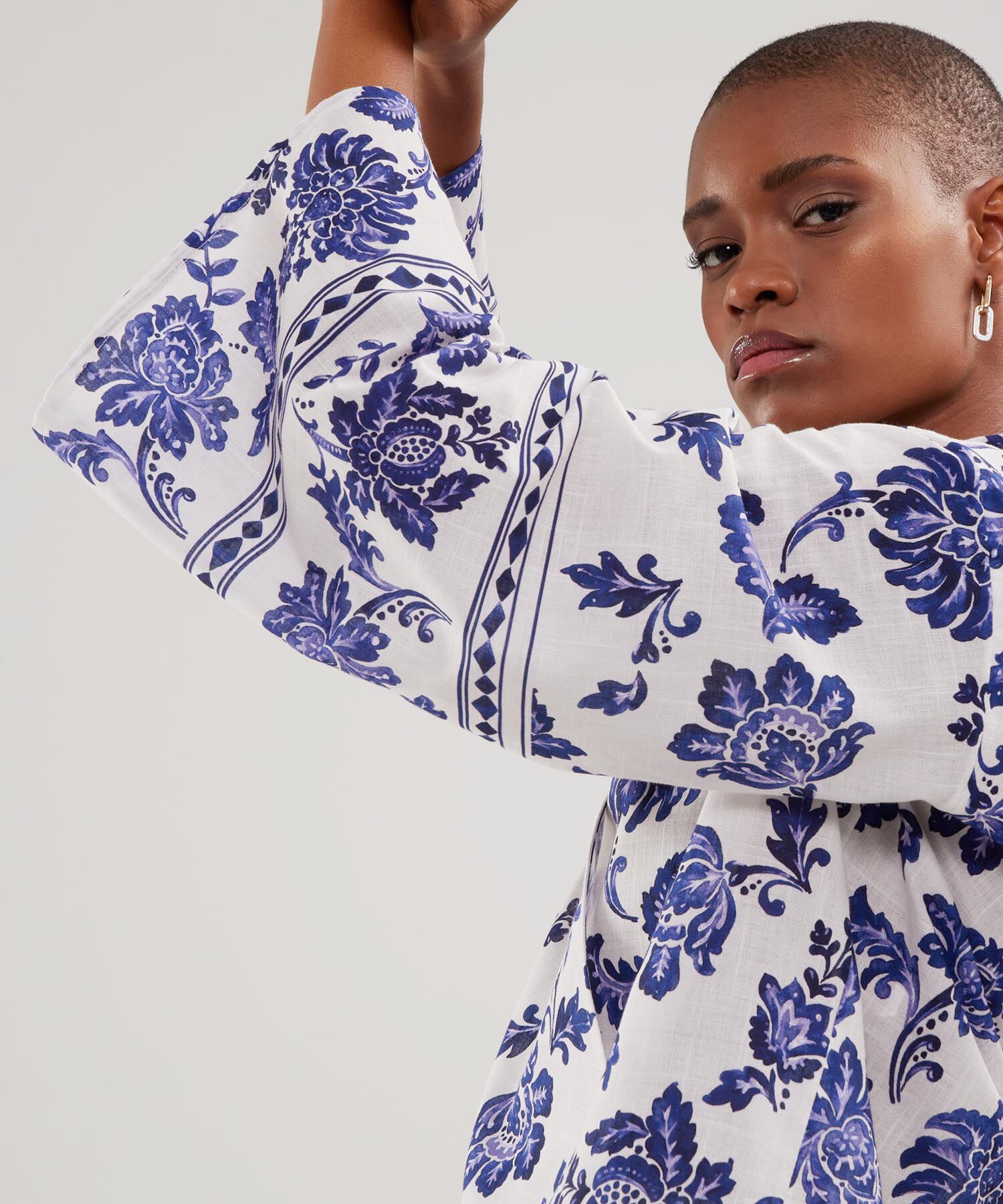 Blusa Cruzada Estampada, Escote En V Con Mangas Amplias