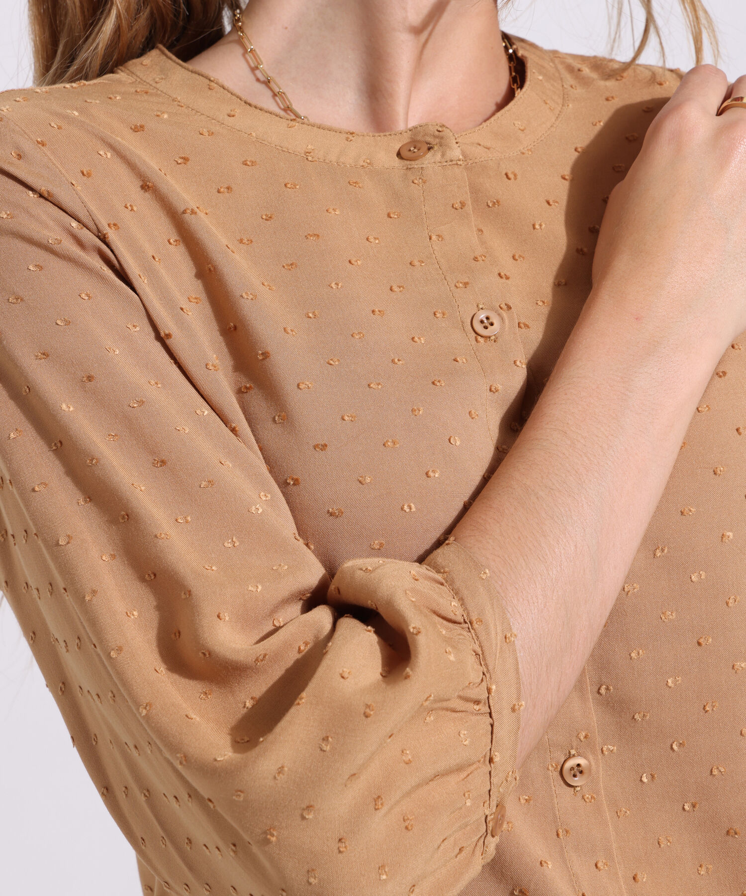 Blusa Unicolor Textura Manga 3/4, Cuello Nerú Con Botonadura Y Silueta Fluida