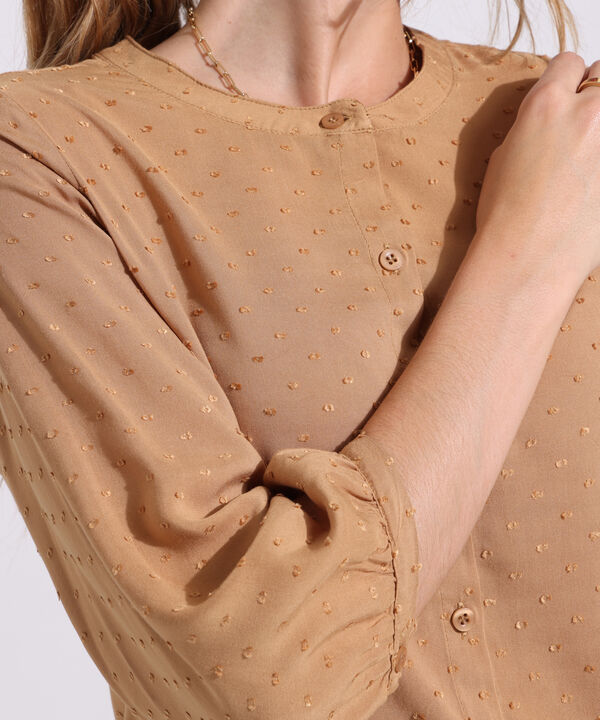 Blusa Unicolor Textura Manga 3/4, Cuello Nerú Con Botonadura Y Silueta Fluida