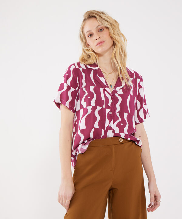 Camisa Estampada, Manga Corta, Cuello Camisero, Solapa Cruzada Con Botonadura Y Cola De Pato image number null