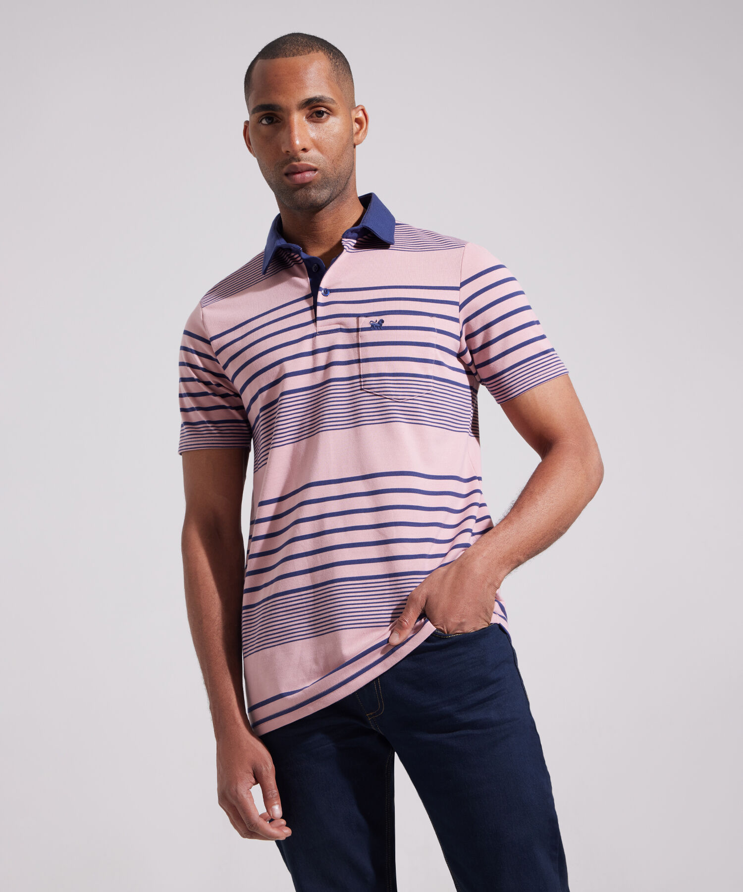 Polo Preteñida Cuello Duro Con Bolsillo, Pechera Y Banda En Contraste Unicolor, Silueta Regular Fit