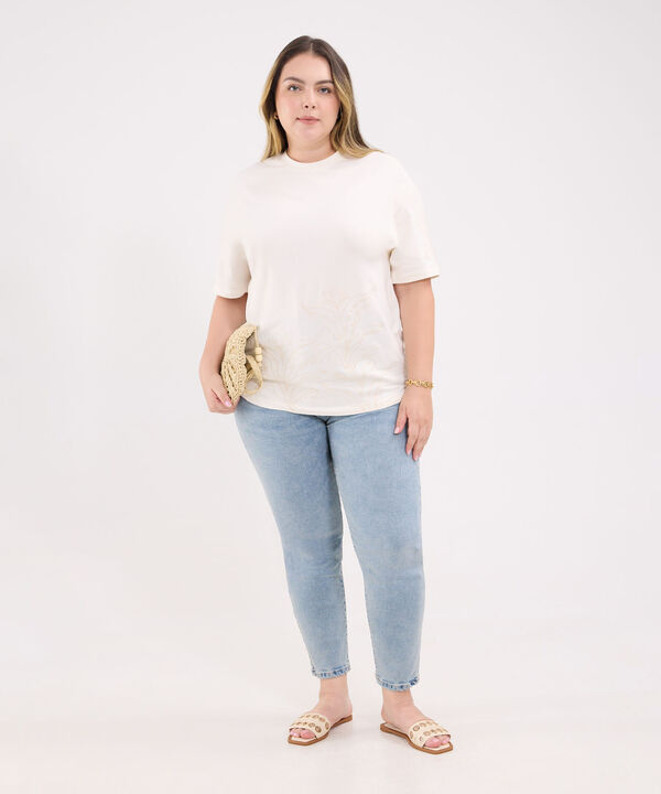 Camiseta con Bordado Floral image number null