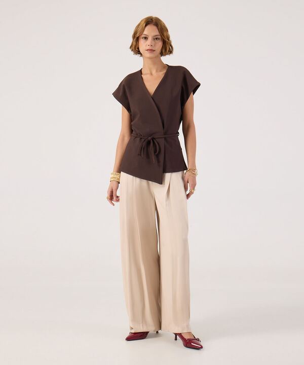 Blusa unicolor con cinturon  image number null