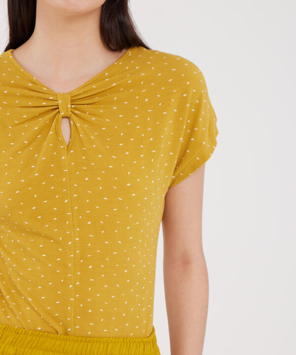 Camiseta Estampada, Escote V, Manga Rodada Con Anudado En Centro Frente