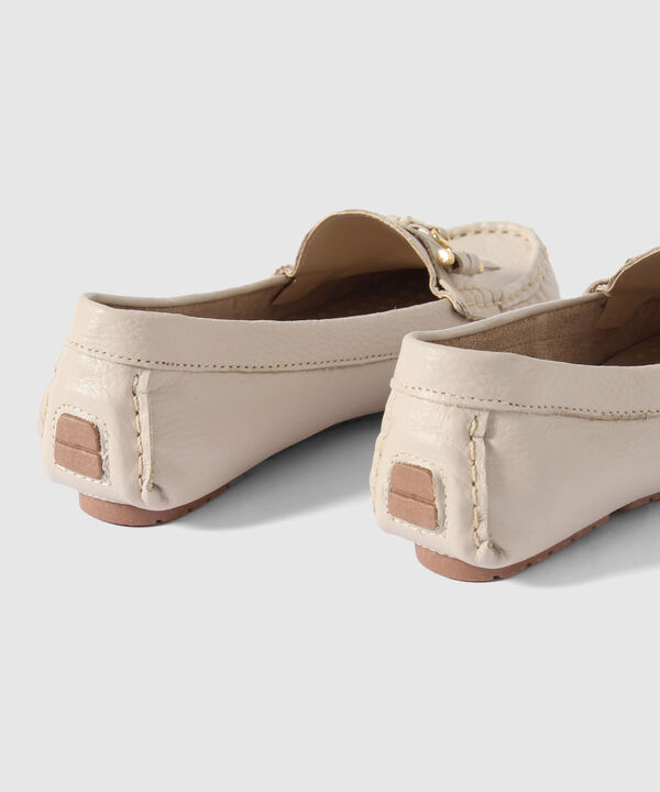 Mocasines con Detalles en Dorado