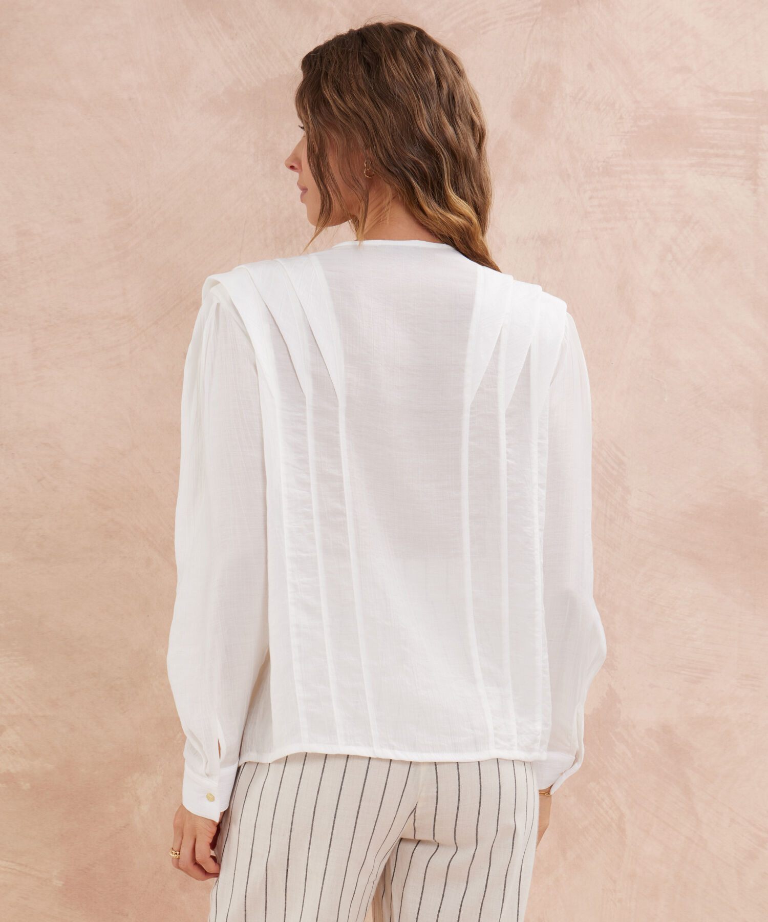 Blusa Unicolor Con Hombreras Y Alforzas En Hombros